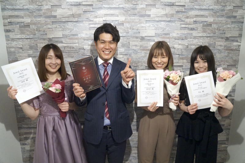 ライブチャットの賞をもらうグラマラスブランドメンバー